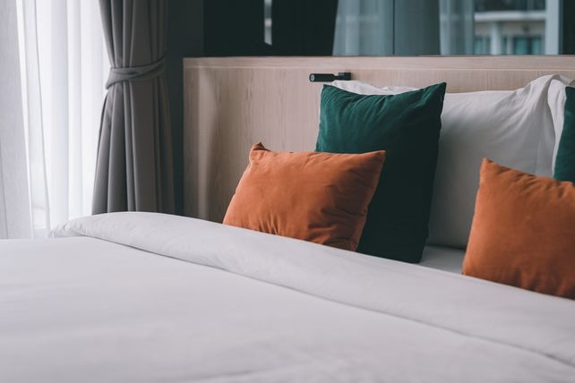 Hotelrecht, Beherbergungsvertrag, Oberlandesgericht Frankfurt am Main, Zimmerreservierung, Rechtsbindungswille, Urteil, Hotelgewerbe, Buchungsanfrage, Schadensersatz, Vertragsrecht