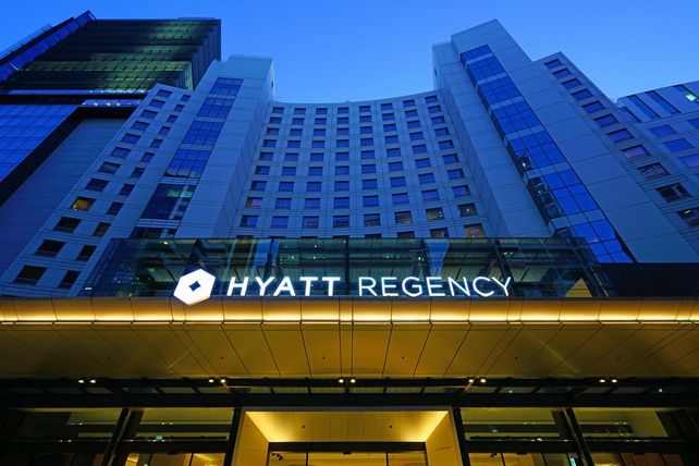 Hyatt Hotels Corporation, Hyatt Bilanz 2025, Asset-Light Modell, RevPAR Hyatt, Mark S. Hoplamazian, World of Hyatt, Hotelumsätze, Hyatt Studios, Hotelmarkt Prognose 2026, Hyatt Aktie Gewinn