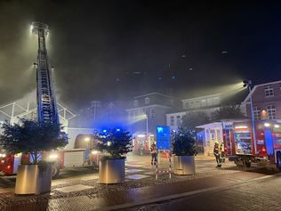 Café Extrablatt, Aurich, Gastronomiebrand, Küchenbrand, Hotellerie, Gastronomie, Tageskarte.io, Aurich, Feuerwehr, Sachschaden, Brandschutz, Brandbekämpfung