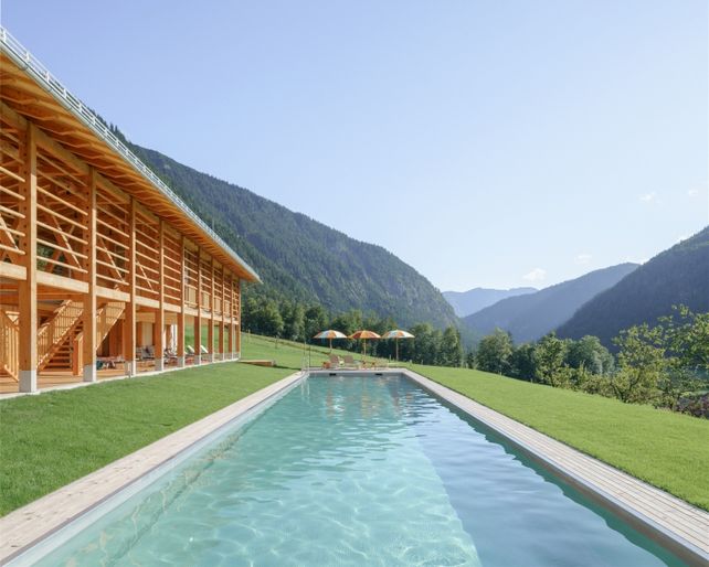 Tannerhof, Badeharpfe, Natur-Outdoorpool, Bayrischzell, Florian Nagler, Hotellerie, Gastronomie, Architekturneubau, Nachhaltigkeit, Wellnesskonzept, Einfach Bauen, Gesundheitsresort, Naturhotel, Holzbau, Reduktion, Alpiner Stil, Qualität statt Überfluss, Gemeinwohl-Vollbilanz