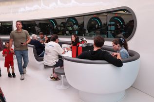 Tesla Diner, Tesla Drive-In, Autokino, E-Auto-Ladestation, Retro-Diner, Elon Musk, Hollywood, Supercharger, Menü-App, Optimus-Roboter, LED-Leinwand, Gastronomie-Konzept, amerikanisches Fast Food, Popcorn-Roboter, Tesla Cybertruck, Nachbarschaft, Restaurant mit Ladestation, Innovation Gastronomie, Hotellerie, Stau Eröffnung, Tesla Merchandise