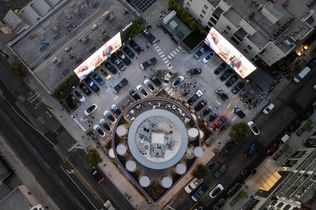 Tesla Diner, Tesla Drive-In, Autokino, E-Auto-Ladestation, Retro-Diner, Elon Musk, Hollywood, Supercharger, Menü-App, Optimus-Roboter, LED-Leinwand, Gastronomie-Konzept, amerikanisches Fast Food, Popcorn-Roboter, Tesla Cybertruck, Nachbarschaft, Restaurant mit Ladestation, Innovation Gastronomie, Hotellerie, Stau Eröffnung, Tesla Merchandise