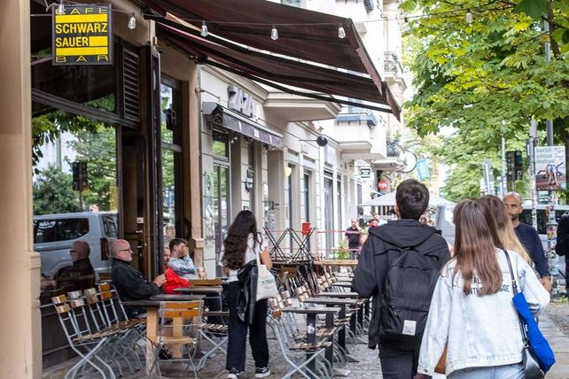 SEO-Keywords: Sperrstunde, Ausgehviertel, Kiez-Kultur, Gastronomie, Nachtleben, Verwaltungsgericht, Berlin, Café Schwarz Sauer, Lärmschutz, Außengastronomie, Novum, Gaststättenrecht