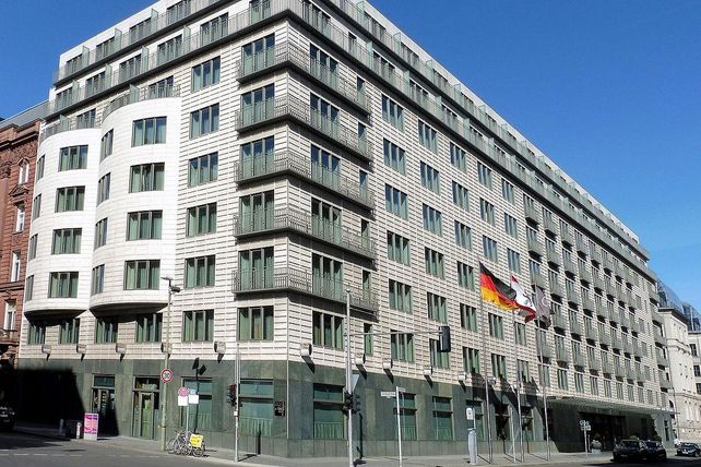 Berlin, Regent Hotel, schließt