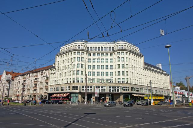 Soho House, MCR Hotels, Übernahme, Privatisierung, Hospitality, Mitgliederclub, Ashton Kutcher, Ron Burkle, Yucaipa, Apollo Global Management, Goldman Sachs Alternatives, Tyler Morse, Neil Thomson, CFO, Wachstum, Hotel, Börse, New York Stock Exchange, strategisches Investment, internationale Expansion, Hybrid Capital, Hotellerie, Gastgewerbe, Mitgliedererlebnis, Übernahmepreis, Finanzmarkt, Kapitalstruktur, private Equity.