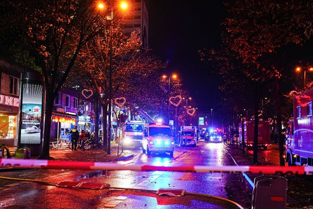 Reeperbahn, St. Pauli, Hamburg, Feuer, Brand, Restaurant, Feuerwehr Hamburg, Großeinsatz, Verletzte, Sperrung