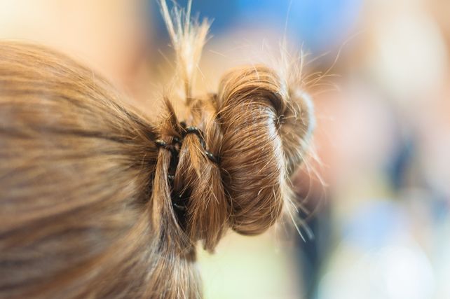 Väter, Frisieren, Frisuren, Zöpfe, Flechten, Töchter, Papa, Familienleben, Workshop, Kneipe, Gasthaus, München, Dads do Hair, Bubble Braids, Pferdeschwanz, Space Buns, Hair-Styling, Eltern, Freizeit, Familienalltag