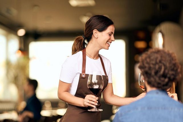 Minijob, Abschaffung Minijobs, Rentenreform, Sozialversicherung, Arbeitsmarkt, Gastgewerbe, Hotellerie, Gastronomie, DEHOGA, Personalmangel, Fachkräftemangel, Arbeitgeber, Arbeitnehmer, Personalkosten, Lohnkosten, Teilzeitjob, geringfügige Beschäftigung, Altersarmut, Rentenansprüche, Tourismus, Personalplanung, Arbeitsmarktpolitik, Hotelbranche, Restaurantbranche, Flexibilität im Arbeitsmarkt, Beschäftigungsmodelle, Hotelpersonal, Arbeitsmarktreform, Mittelstand, Wirtschaftspolitik