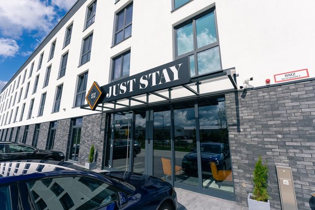 JustStay, Hotel-Expansion, Serviced Apartments, kontaktloser Check-in, Bamberg, Rheine, LongStay, Hotellerie, Gastronomie, digitale Hotels, Dr. Christoph Hamann, 24/7 Service, Kitchenette.