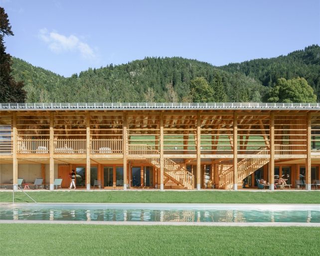 Tannerhof, Badeharpfe, Natur-Outdoorpool, Bayrischzell, Florian Nagler, Hotellerie, Gastronomie, Architekturneubau, Nachhaltigkeit, Wellnesskonzept, Einfach Bauen, Gesundheitsresort, Naturhotel, Holzbau, Reduktion, Alpiner Stil, Qualität statt Überfluss, Gemeinwohl-Vollbilanz
