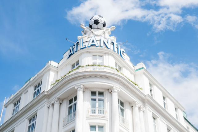 Weltkugel, Atlantic-Hotel, Fußball