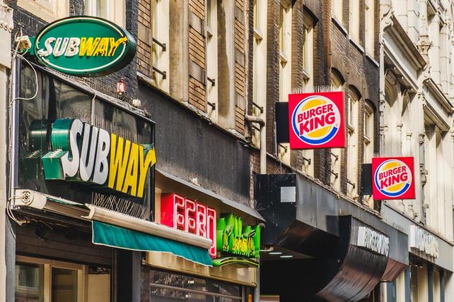 Deutsche Umwelthilfe, DUH, Mehrwegangebotspflicht, Fast-Food-Ketten, Burger King, Burgermeister, Nordsee, Subway, Einwegverpackungen, Einweg-Steuer, Verpackungsvermeidung, Takeaway-Verpackungen, Gastronomie, Hotellerie, Verbraucherschutz, Umweltschutz, Gerichtsurteil