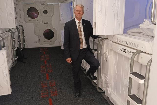 Hostel, Home, Weltraum