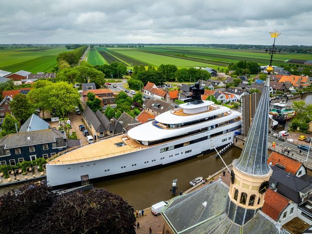 Starbucks, Yacht, Pi, Schultz