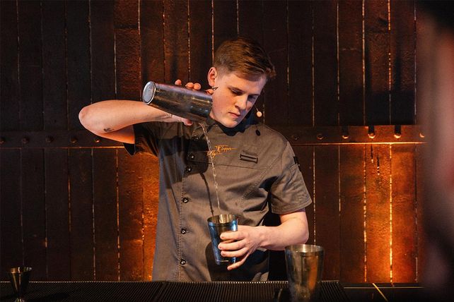 Deutsche Cocktail Meisterschaft, DCM, Jakob Schröder, Deutsche Barkeeper Union, DBU, Bartender, Toddy Tapper, Slow Motion, Barszene, Lisa Neumann, Alexandra Pröse, Cocktail, Hamburg, Köln