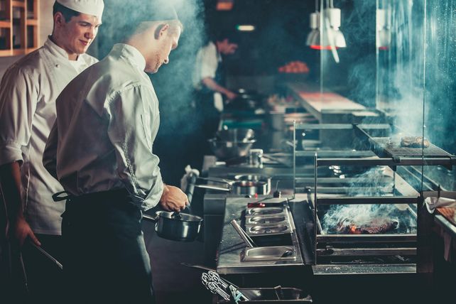 Work-Life-Balance, Gastgewerbe, Hotellerie, Gastronomie, Arbeitszeit, Gehalt, Fachkräfte, Branchenranking, Mitarbeiterzufriedenheit, SumUp, Arbeitsmarkt.