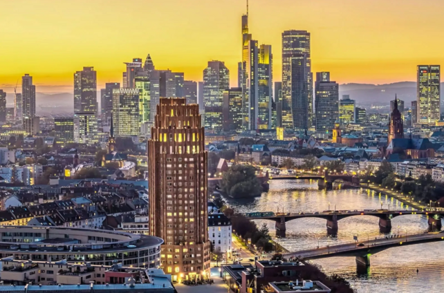 Main Plaza Frankfurt, Main Plaza Suite Tower, Michael Schramm, Hybrid-Konzept, Boardinghouse, Hotel Frankfurt, Art-Deco, Hans Kollhoff, Lindner Hotel Gruppe, Relocation-Gäste, Digitale Services, New York Bar, StarApart, Dehoga, Sachsenhäuser Mainufer