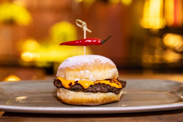 Le Burger, Krapfenburger, München, Olympia-Einkaufszentrum, Gastronomie, Fasching, Chili-Cheese-Krapfenburger, Kurioses, Thomas Tauber, Lukas Tauber, vegetarische Burger