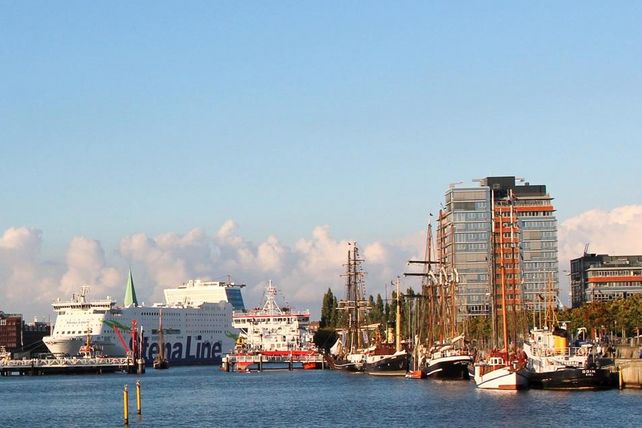 Bettensteuer, Kiel, Haushalt 2026, 99 Millionen Euro, Defizit, Hotellerie, fünf Prozent, Übernachtungen, Malte Gertenbach, Knud Hansen, IHK, Ulf Kämpfer, Sprottenflotte, touristische Infrastruktur, Verwaltungskosten, Stadtbahn, kommunaler Finanzausgleich