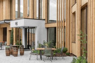 Restaurant erhält neue Sitzbereiche und Showküche Im gastronomischen Bereich plant der Gassenhof nach eigenen Angaben ein neues Restaurantkonzept. Geplant seien zusätzliche Sitzbereiche, eine Showküche sowie eine neue Kaffeestation. Weitere Einzelheiten wurden zunächst nicht genannt. Der Gassenhof liegt im Ridnauntal bei Sterzing auf rund 1.350 Metern Höhe. Betreiber sind laut Mitteilung die Brüder Manni und Stefan Volgger mit ihren Familien. Das Haus verweist auf Südtiroler Küche mit saisonalen und regionalen Produkten. Mount Becher produziert Getränke, Käse und Kaffee im Tal Zum Unternehmen gehört außerdem das „Genusshaus Mount Becher“. Dort werden nach Angaben des Hotels unter anderem Schnäpse, Liköre, Bier, Gin, Whisky, Käse und Kaffee hergestellt. Bereits bestehende Bereiche wie die „Gassenloge“ mit Panoramablick sowie das „Logen-Spa“ mit Infinity-Außenpool, Yoga-Raum und Anwendungsbereichen bleiben laut Mitteilung erhalten. Zudem verweist das Hotel auf Freizeitangebote wie Radfahren, geführte Wanderungen, Schneeschuhwandern, Langlauf und Skifahren im Ridnauntal.