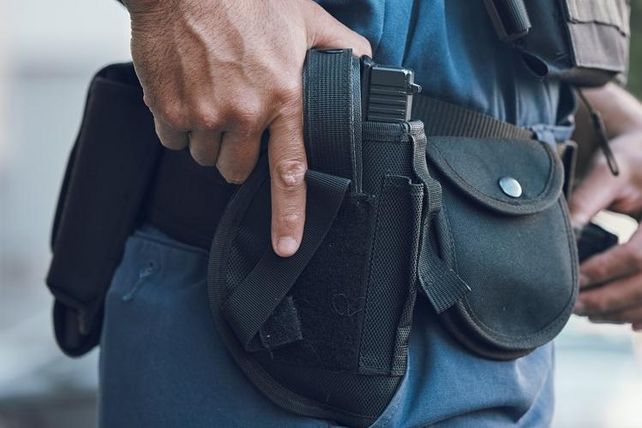 Polizistin, Dienstwaffe, Hotel