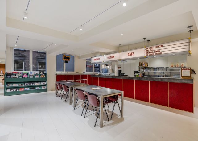 Dr. Martens, Gastronomie, Doctor’s Orders Cafe, London Soho, Einzelhandel, Erlebnismarketing, Beacon-Store, Reparatur-Service, Markenstrategie, Dusty Knuckle Bakery