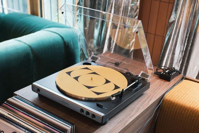 Tribe Hotels, New Grounds, Vinyl Club, Schallplatte Hotel, Radio Nova, Tribe London Canary Wharf, Hotellerie Musik, Vinyl-Hörstationen, Rough Trade East, Hotelkonzept Musik, Düsseldorf Hotel, limitierte Doppel-LP