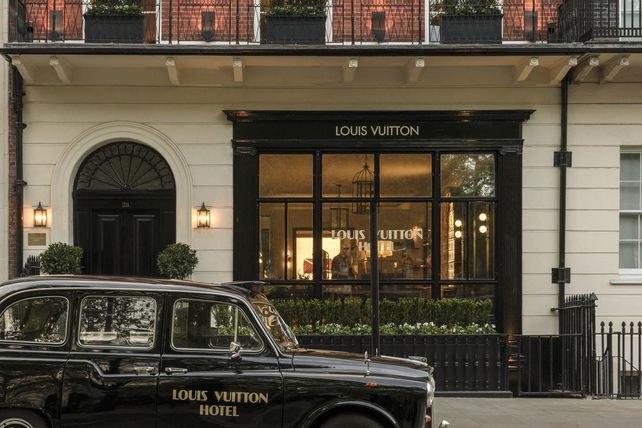 Louis Vuitton London Hotel, Pop-up Hotel Mayfair, Louis Vuitton Monogram 130 Jahre, Café Alma London, Bar Noé London, Luxusmarke Pop-up Konzept