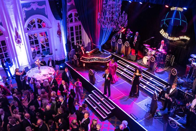 Ball über den Wolken