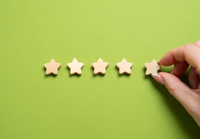 Hotel Nachhaltigkeit, Eco-Friendliness, Gästezufriedenheit, Expedia, Booking.com, Nachhaltigkeitszertifizierung, Gastgewerbe, Halo-Effekt, Nachhaltigkeitsleistung, touristische Plattformen