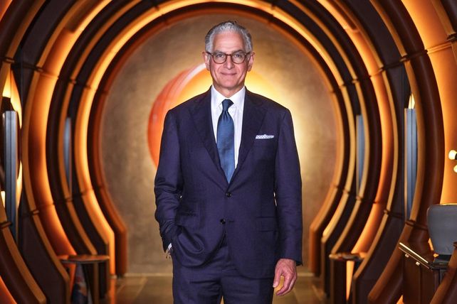 Mark S. Hoplamazian, Thomas J. Pritzker, Hyatt Hotels Corporation, Jeffrey Epstein, Chairman of the Board, CEO, Doppelfunktion, Führungswechsel, Hotelmarkt, Chicago