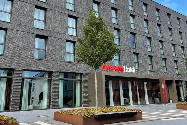 Intercity-Hotel Herford, Insolvenzantrag, Scoop Herford Hotelbetriebs GmbH, PLUTA, Georg Jakob Stemshorn, Liquiditätsschwierigkeiten, Energiekostennachzahlungen, Marta-Viertel, Hotelbetrieb Fortführung, Insolvenzgeld