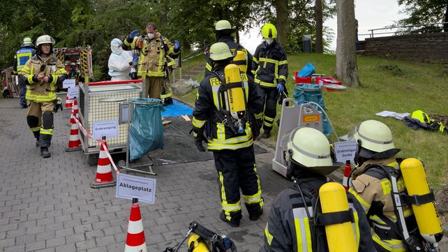 Königswinter, Hotel Petersberg, Tiefgarage, Fahrzeugbrand, Feuerwehr Königswinter, Evakuierung Hotel, Parkgarage Brand, Rhein-Sieg-Kreis, Polizei Bonn, Feuerwehreinsatz, Bad Honnef, Hotelbrand, Rettungsdienst, Brandursache, Petersberg Hotel