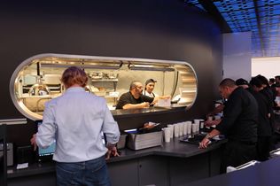 Tesla Diner, Tesla Drive-In, Autokino, E-Auto-Ladestation, Retro-Diner, Elon Musk, Hollywood, Supercharger, Menü-App, Optimus-Roboter, LED-Leinwand, Gastronomie-Konzept, amerikanisches Fast Food, Popcorn-Roboter, Tesla Cybertruck, Nachbarschaft, Restaurant mit Ladestation, Innovation Gastronomie, Hotellerie, Stau Eröffnung, Tesla Merchandise