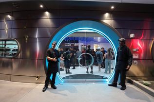 Tesla Diner, Tesla Drive-In, Autokino, E-Auto-Ladestation, Retro-Diner, Elon Musk, Hollywood, Supercharger, Menü-App, Optimus-Roboter, LED-Leinwand, Gastronomie-Konzept, amerikanisches Fast Food, Popcorn-Roboter, Tesla Cybertruck, Nachbarschaft, Restaurant mit Ladestation, Innovation Gastronomie, Hotellerie, Stau Eröffnung, Tesla Merchandise