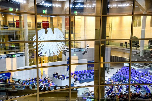 Bundeshaushalt 2026, Mehrwertsteuer, Gastgewerbe, sieben Prozent, Neuverschuldung, Rekordinvestitionen, Arbeit und Soziales, Verteidigung, Sondervermögen, SVIK, Bundestag, Bundesrat