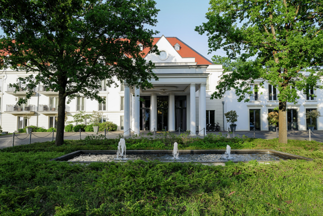 Hilton Frankfurt Gravenbruch, Allsco GmbH, Allsco Gravenbruch Hotelbetriebsgesellschaft, Allsco Insolvenz, Hilton Insolvenz, Hilton Frankfurt, Joachim Kühne, CMS Hasche Sigle, Ali Ansari, Smart Global, US-Sanktionen, Amtsgericht Offenbach, Hotel Insolvenz