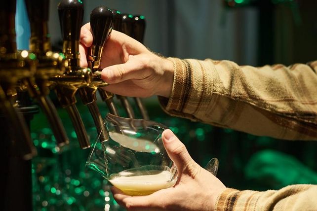 Biermarkt Deutschland, Alkoholfreies Bier, Bierkonsum, YouGov, Heimkonsum, Gastronomie, Hotellerie, Biermix-Getränke, Absatzrückgang, Wachstum.