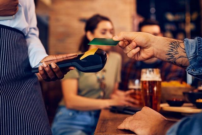 bargeldlos bezahlen, Gastronomie, Restaurant, Kartenzahlung, YouGov-Umfrage, digitale Bezahlung, Bar, Café, Schnellimbiss, Supermarkt, Bargeld