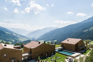 Restaurant erhält neue Sitzbereiche und Showküche Im gastronomischen Bereich plant der Gassenhof nach eigenen Angaben ein neues Restaurantkonzept. Geplant seien zusätzliche Sitzbereiche, eine Showküche sowie eine neue Kaffeestation. Weitere Einzelheiten wurden zunächst nicht genannt. Der Gassenhof liegt im Ridnauntal bei Sterzing auf rund 1.350 Metern Höhe. Betreiber sind laut Mitteilung die Brüder Manni und Stefan Volgger mit ihren Familien. Das Haus verweist auf Südtiroler Küche mit saisonalen und regionalen Produkten. Mount Becher produziert Getränke, Käse und Kaffee im Tal Zum Unternehmen gehört außerdem das „Genusshaus Mount Becher“. Dort werden nach Angaben des Hotels unter anderem Schnäpse, Liköre, Bier, Gin, Whisky, Käse und Kaffee hergestellt. Bereits bestehende Bereiche wie die „Gassenloge“ mit Panoramablick sowie das „Logen-Spa“ mit Infinity-Außenpool, Yoga-Raum und Anwendungsbereichen bleiben laut Mitteilung erhalten. Zudem verweist das Hotel auf Freizeitangebote wie Radfahren, geführte Wanderungen, Schneeschuhwandern, Langlauf und Skifahren im Ridnauntal.