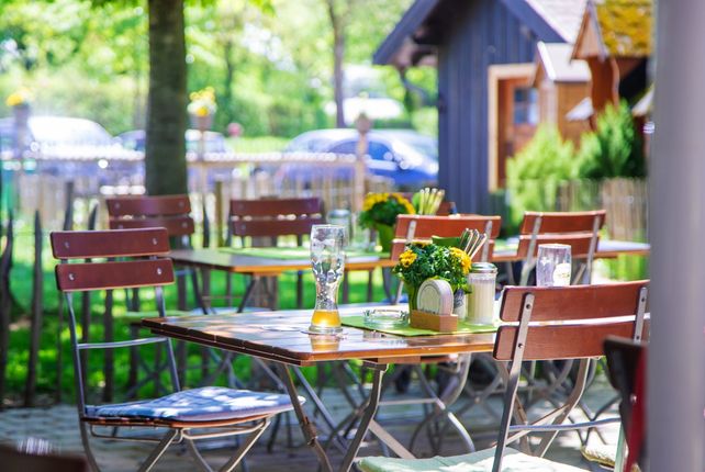 Bayerisches Gastgewerbe, Umsatzrückgang real, Gastronomie Bayern 2025, Beherbergungsstatistik, Bayerisches Landesamt für Statistik, Personalmangel Gastgewerbe, Hotellerie Bayern, Wirtschaftszahlen Tourismus, Gastgewerbe Umsatz 2025, Preisbereinigter Umsatz