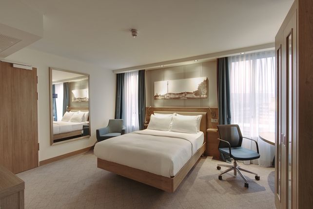 SEO-Keywords: Hampton by Hilton Stuttgart Airport, Hoteleröffnung, Filderstadt, Flughafen Stuttgart, Messe Stuttgart, Business-Hotel, Hotellerie, Gastronomie, Unterkunft.