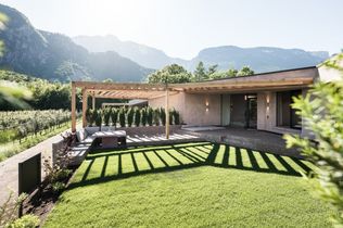 Stroblhof, Rittstein Homes, Eppan, Südtirol, Apartments, Hotelerweiterung, Asaggio, Architektur, Porphyr, Wärmepumpe, Photovoltaik, Nicolussi-Leck, Tourismus, Hotel, Gleifkirche