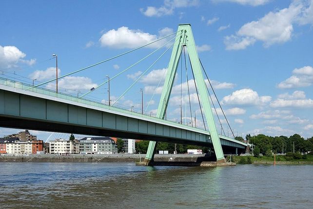 Köln-Deutz, Hotelneubau, Hotelprojekt Köln, Bürogebäude, Grünfläche, Anwohnerinitiative, WDR, Stadtentwicklung Köln, Stadtrat Köln, Hotelbau, Deutz, Bauprojekt Köln