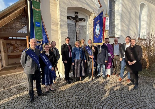 DEHOGA Bayern, Gastronomie Bayern, Wirtshaus Schwaben, Fahnenweihe, Zusammenhalt Gastronomie, Traditionsgastgewerbe, bayerische Wirtshäuser, Hotellerie Schwaben, Gastgewerbe Deutschland, DEHOGA Fahne, Gastronomieverband, Lobbyarbeit Gastronomie, Gastronomie Tradition, Fachkräftemangel Gastronomie, Energiekosten Gastronomie, Gastro-Mehrwertsteuer, Gemeinschaft Gastgewerbe, Wirtshauskultur, Gastronomie Symbolik, Schwäbische Gastronomie