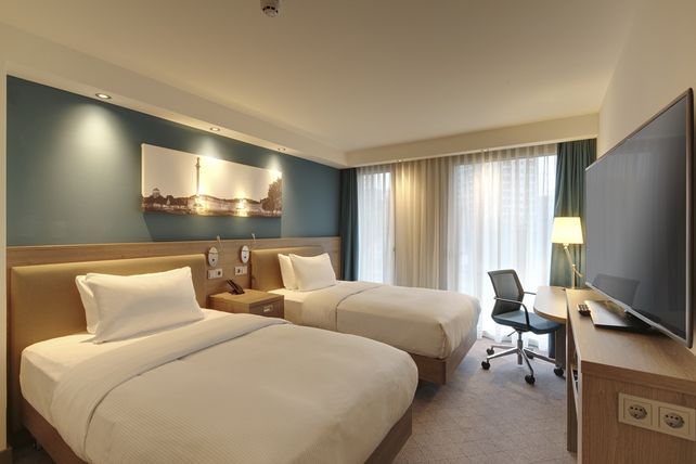 SEO-Keywords: Hampton by Hilton Stuttgart Airport, Hoteleröffnung, Filderstadt, Flughafen Stuttgart, Messe Stuttgart, Business-Hotel, Hotellerie, Gastronomie, Unterkunft.