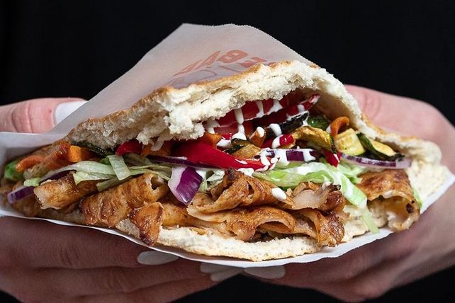 KFC Krispy Kebab, Krispy Kebab Streit, KFC Döner Deutschland, Markenstreit Gastronomie, Dönerkette KFC Konflikt, Krispy Kebab Bielefeld, KFC neues Produkt Döner, Markenrecht Gastronomie, Streit um Krispy Kebab Name KFC, Dönerkette wirft KFC Markenproblem vor, KFC Döner Produkt Deutschland Kritik