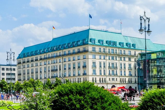 Hotel Adlon, Berlin, Adlon Verkauf, Fundus Fonds 31, Immobilien Zeitung, Kempinski, Hotelimmobilie, Pariser Platz, Hotelinvestment, Luxushotel Berlin