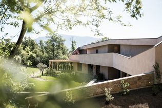 Stroblhof, Rittstein Homes, Eppan, Südtirol, Apartments, Hotelerweiterung, Asaggio, Architektur, Porphyr, Wärmepumpe, Photovoltaik, Nicolussi-Leck, Tourismus, Hotel, Gleifkirche