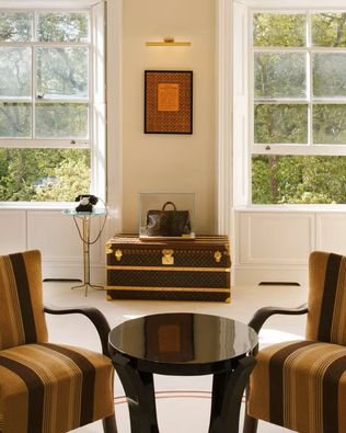 Louis Vuitton London Hotel, Pop-up Hotel Mayfair, Louis Vuitton Monogram 130 Jahre, Café Alma London, Bar Noé London, Luxusmarke Pop-up Konzept